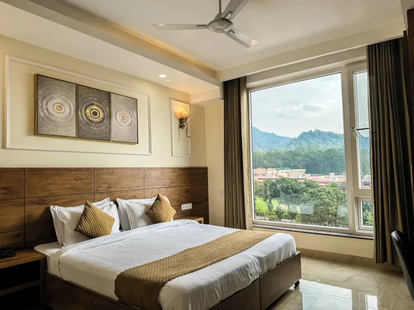 Hotel Nirvana Palace Near Parmarth Niketan - Image 1