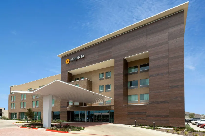 La Quinta Inn & Suites by Wyndham Round Rock near Kalahari - Image 1