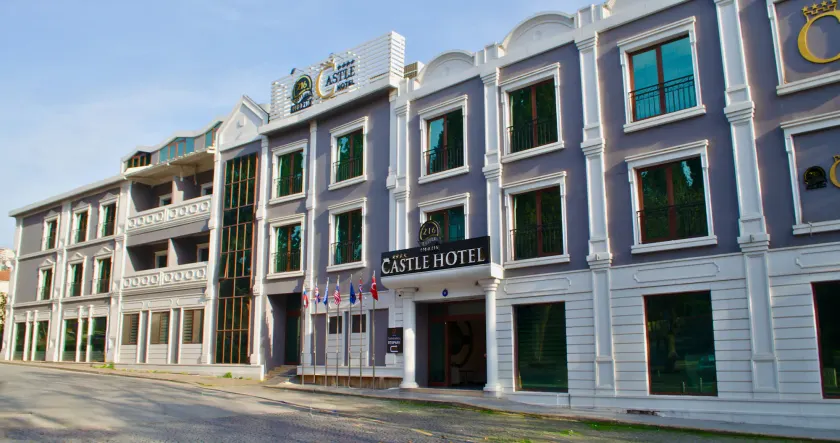 216 Castle Hotel - Image 1
