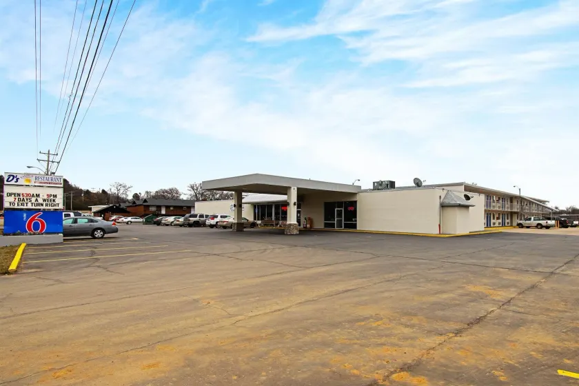 Motel 6-Alma, AR l-40 - Image 1