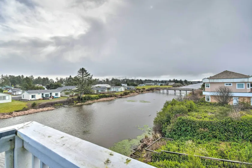 Canal-Front Vacation Rental in Ocean Shores - Intérieur