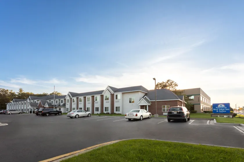Americas Best Value Inn & Suites Racine - Image 1