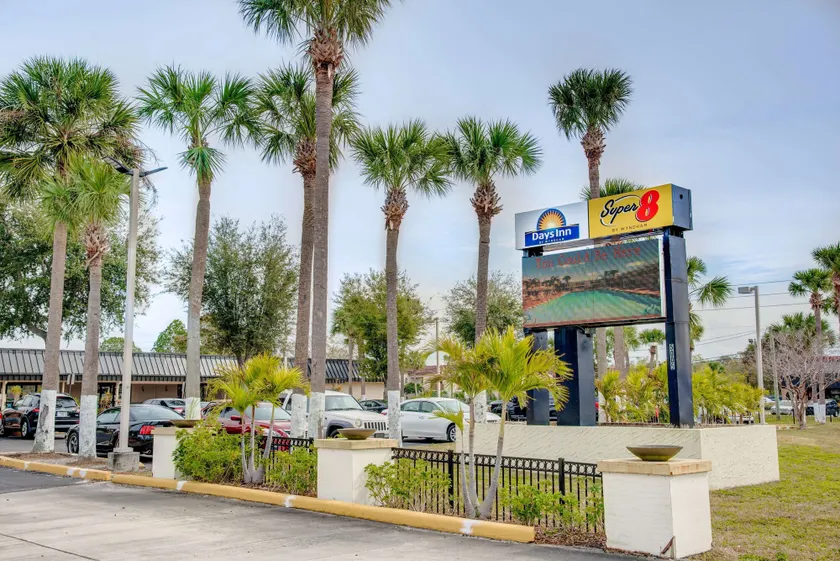 Super 8 by Wyndham St. Petersburg - Image 1