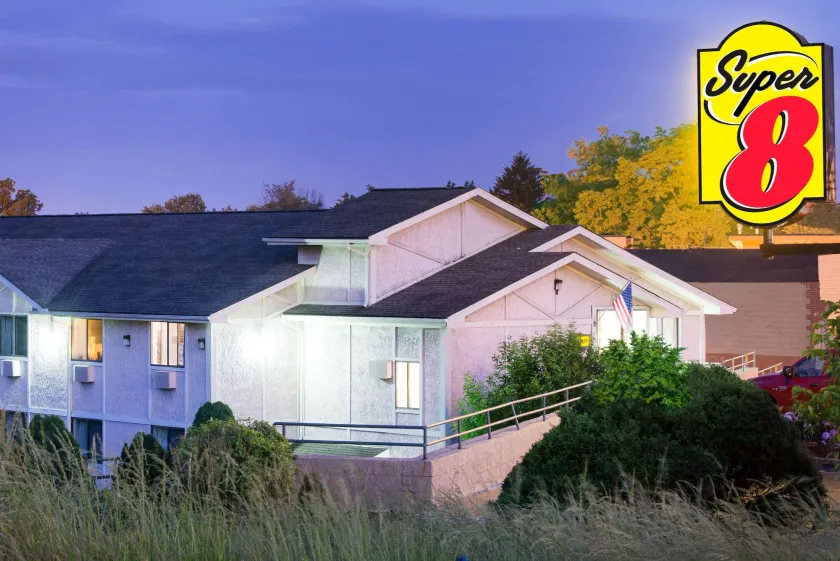 Super 8 by Wyndham Pittsburgh PA Airport-University Area - Image 1