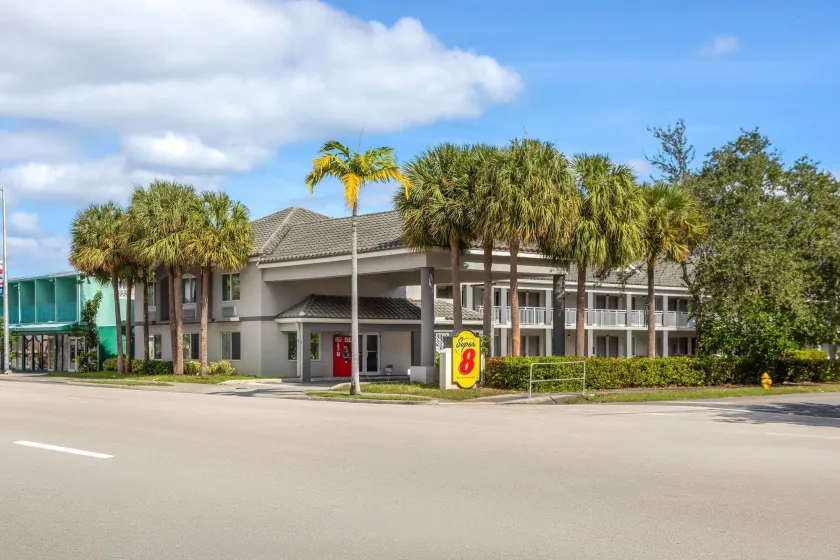 Super 8 Motel by Wyndham near Fort Lauderdale Arpt - Image 1