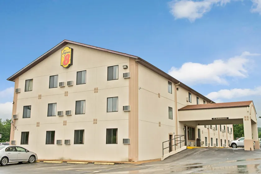 Super 8 by Wyndham Eureka/Six Flags Nearby - Image 1