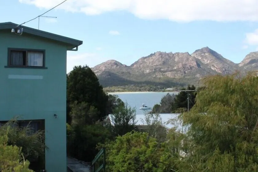 Coles Bay Waterfronter 2 - Image 1