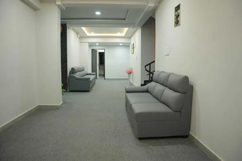 Hotel N Grand - Entrada (vista interior)