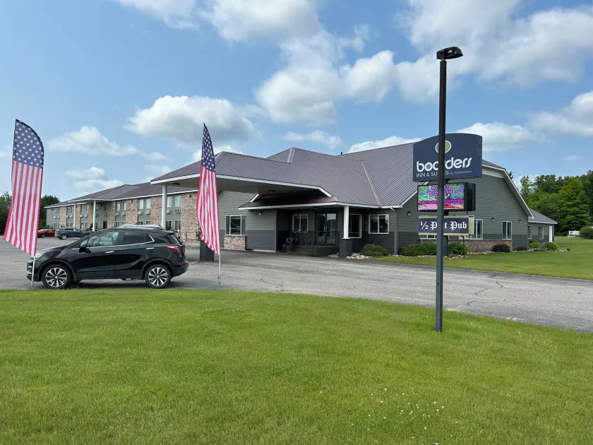 Boarders Inn & Suites by Cobblestone Hotels - Munising - Image 1