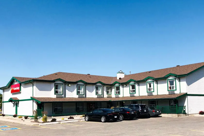 Econo Lodge Okotoks - Image 1