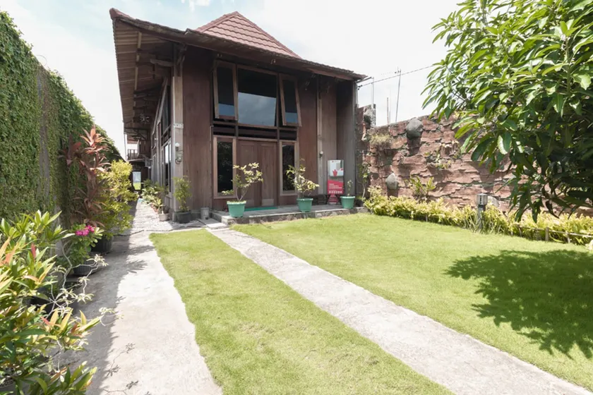 RedDoorz at Omah Kayu Homestay Yogyakarta - Image 1