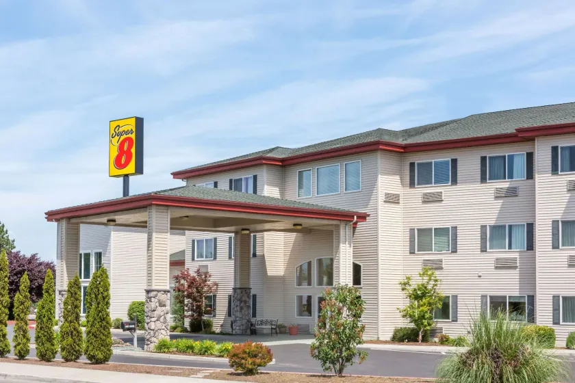 Super 8 by Wyndham Central Pt Medford - Image 1