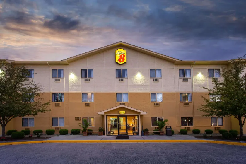 Super 8 by Wyndham Cromwell/Middletown - Image 1