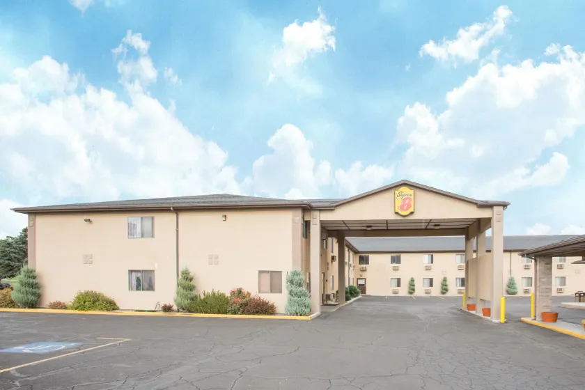 Super 8 by Wyndham Elko - Image 1
