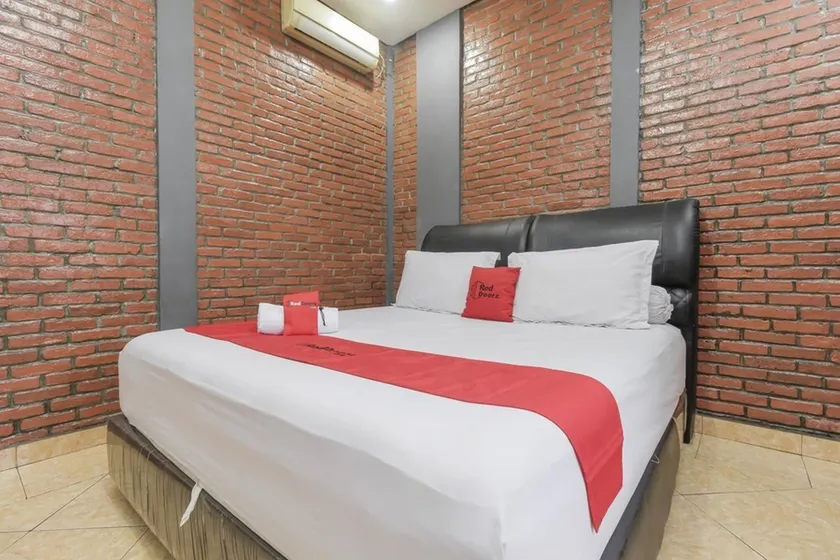 RedDoorz Plus At Ampera Raya - Image 1