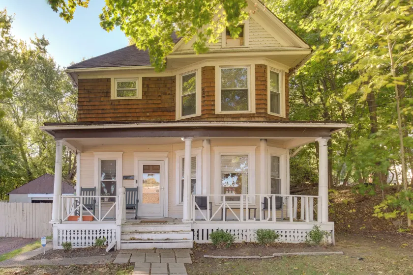 Central Akron Stay! Large Victorian Home w/ Yard - Image 1
