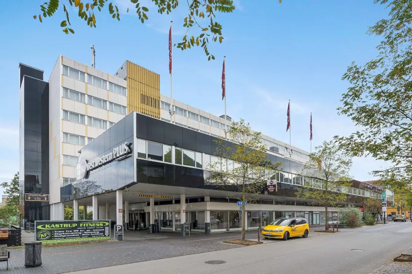 Best Western Plus Airport Hotel - Image 1