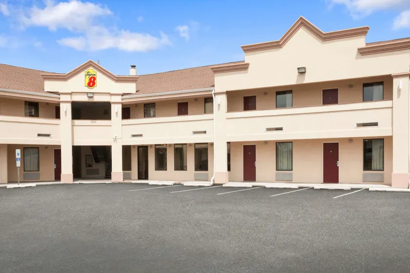 Super 8 by Wyndham Rahway/Newark - Image 1