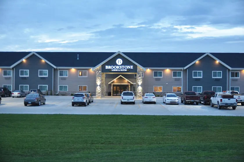 Brookstone Lodge & Suites - Image 1