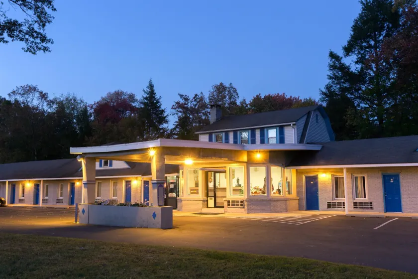 POCONO NIGHT LODGE - Image 1