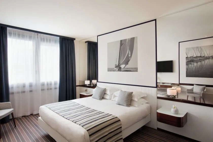 Starhotels President - Image 1