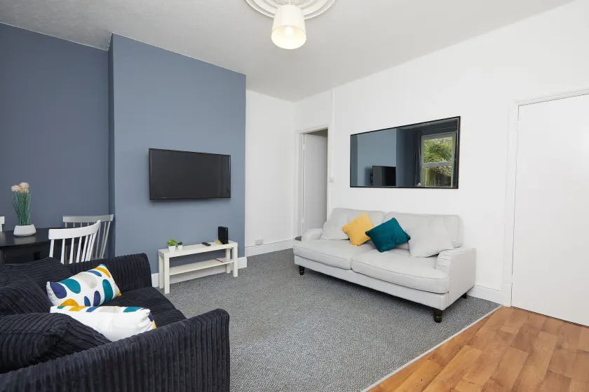 4 Bed Derby House - Long Stays- Parking - Image 1