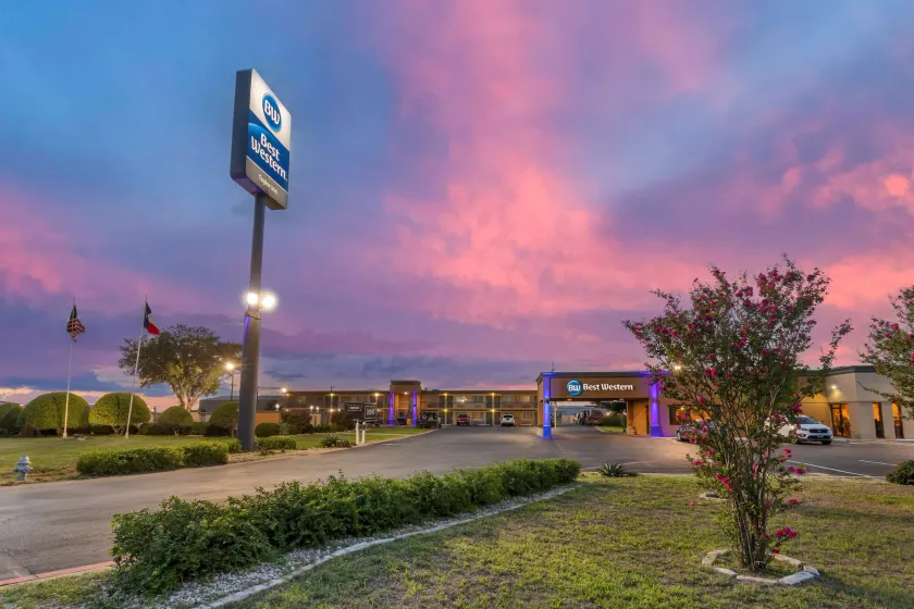 Best Western Taylor Inn - Image 1