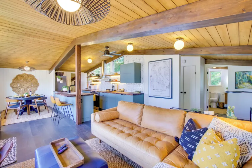 Whidbey Island Oasis: Walk to Beach, Hot Tub, View - Image 1