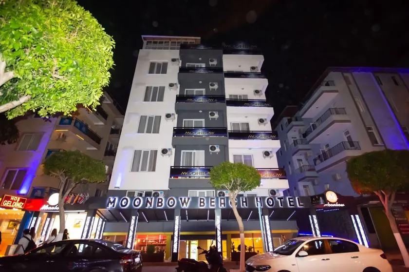 MOONBOW BEACH HOTEL - Image 1