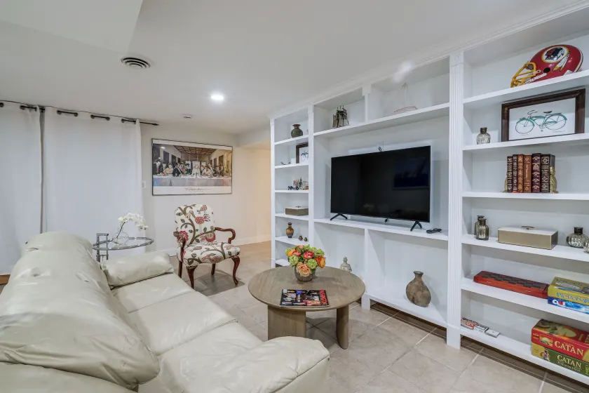 15 Mi to The White House! Modern Apt w/ Deck - Image 1