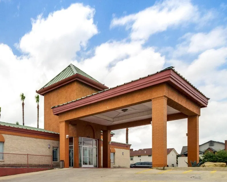 Econo Lodge Inn & Suites Eagle Pass - Image 1