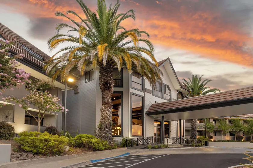 Best Western Plus Novato Oaks Inn - Image 1