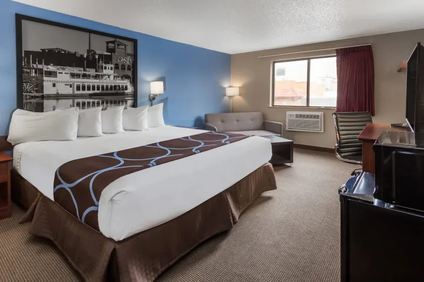 Super 8 by Wyndham Dubuque - Image 1