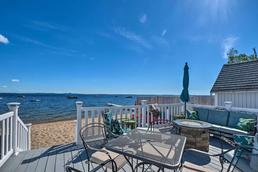 Beachfront Sebago Cottage w/ Deck + Grill! - Innvendig