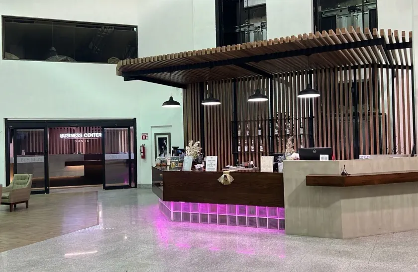 Hotel Corona Plaza - Image 1