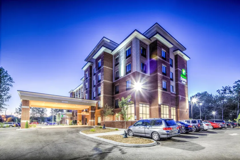 Holiday Inn Express & Suites Cleveland/Westlake by IHG - Image 1