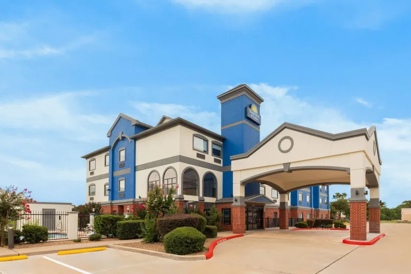 Days Inn & Suites by Wyndham Sam Houston Tollway - Image 1