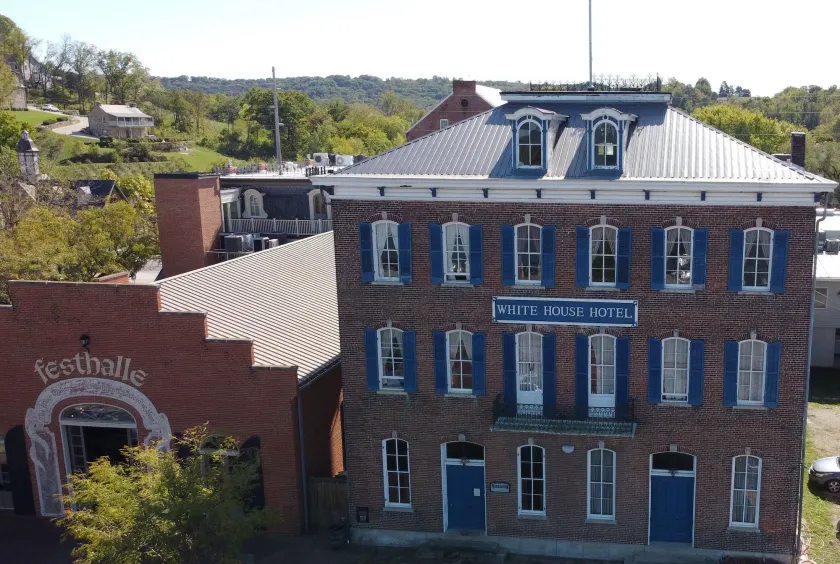 White House Hotel - Image 1