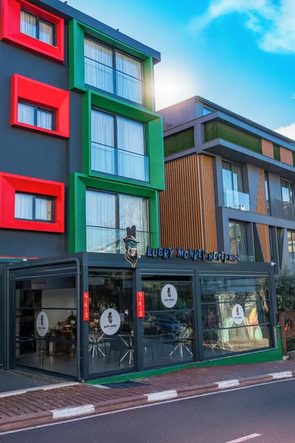 Lucky Monkey Midi Hotel - Image 1