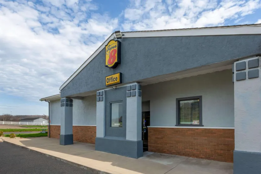 Super 8 by Wyndham Newcomerstown - Image 1