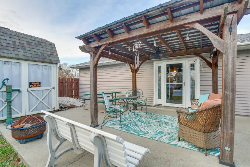Route 66 Gem! Charming Litchfield Home w/ Yard - Image 1