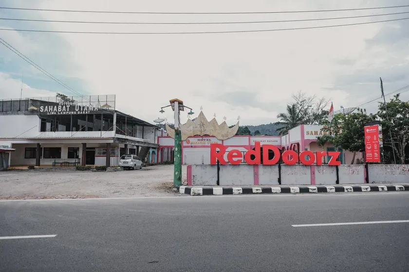 RedDoorz Syariah near Kebun Raya Liwa - Image 1