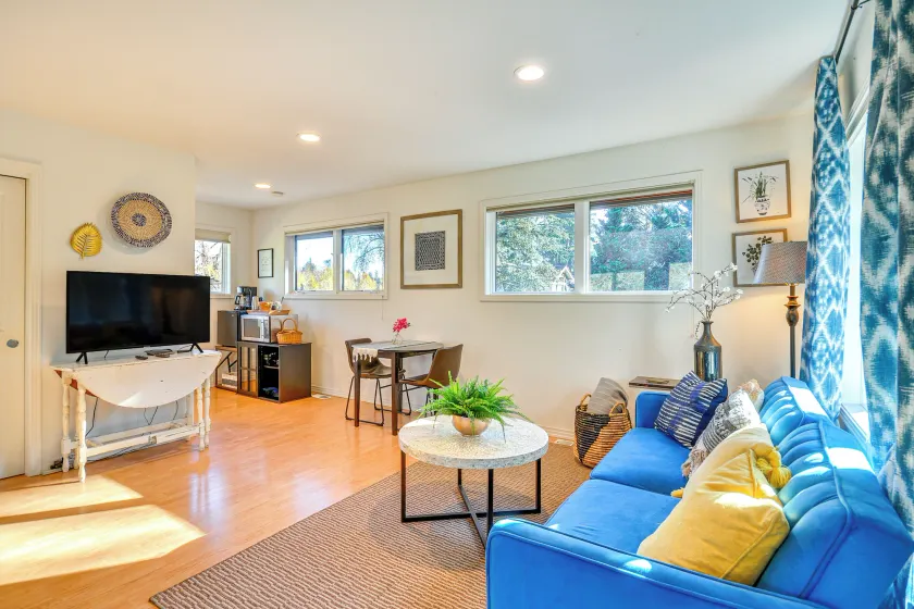 Walk to Willamette River: Studio in West Linn - Image 1