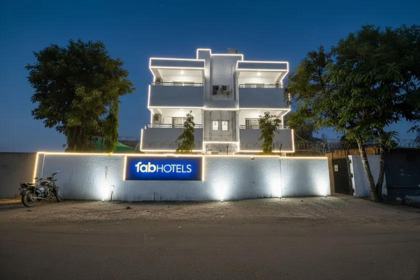 FabHotel Red Velvet & Suites - Image 1