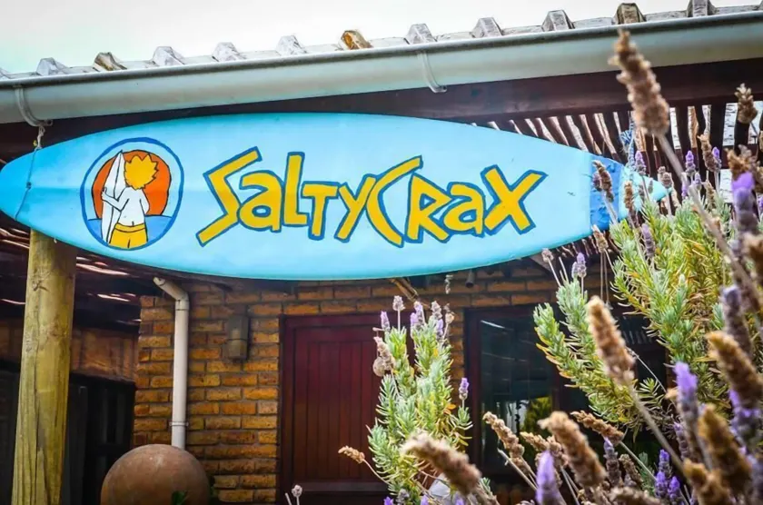 Saltycrax Backpackers and Surf Hostel - Image 1