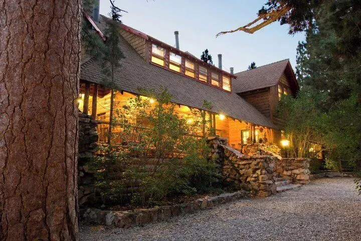 Gold Mountain Manor - Image 1
