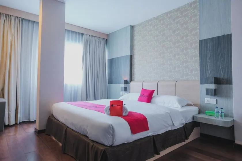 RedDoorz Plus near Gold Coast Ferry Terminal Batam - Image 1