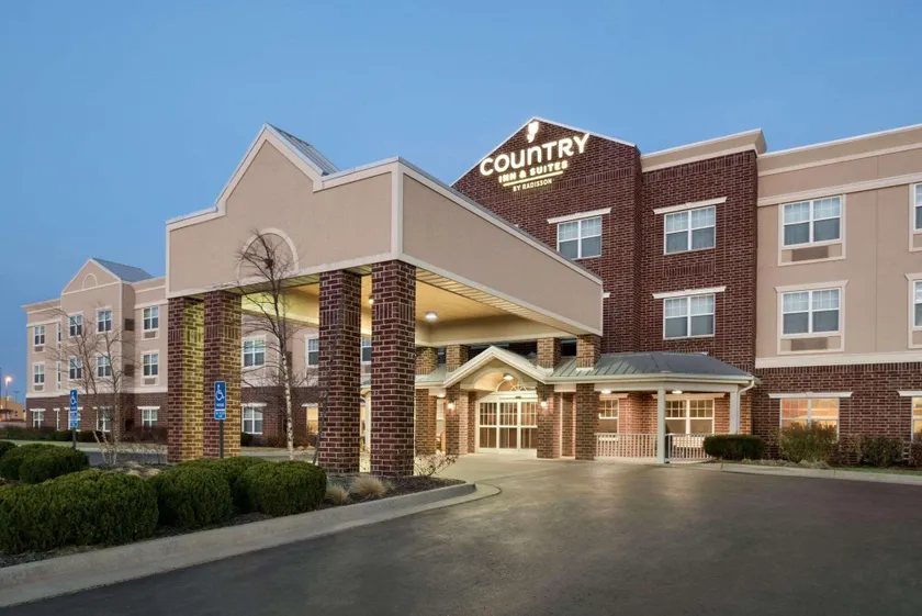 Country Inn & Suites by Radisson, Kansas City at Village West, KS - Image 1