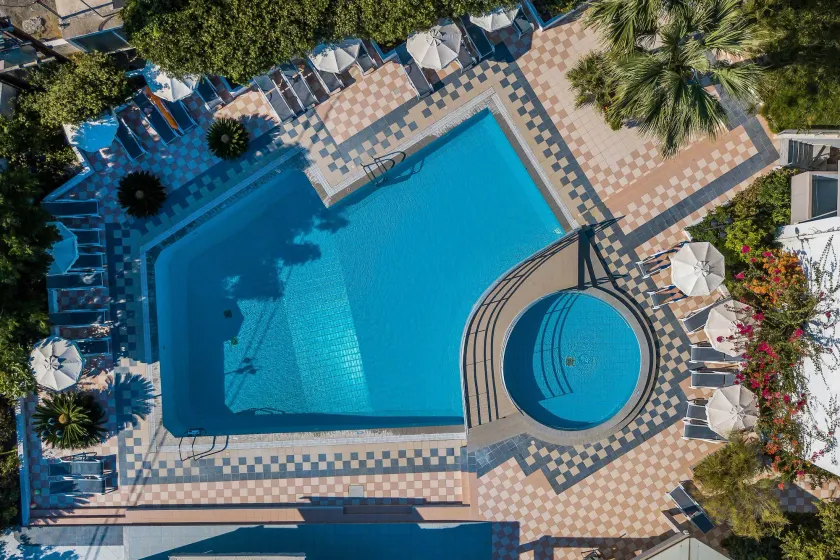 Irinna Hotel-Apartments - Image 1