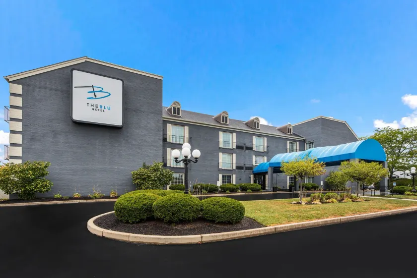 The Blu Hotel Blue Ash Cincinnati, an Ascend Collection Hotel - Image 1